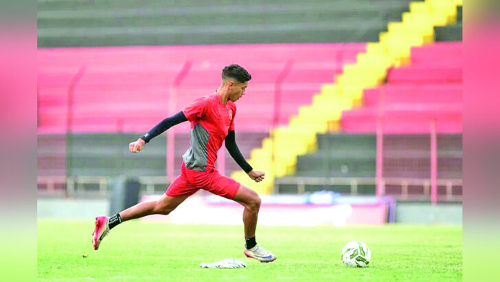 Rafinha corre em direção à bola durante treinamento do Sport