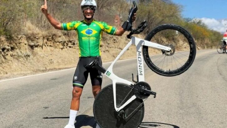 Ciclista potiguar André Fuly ergue a bicicleta após conquistar medalha de prata