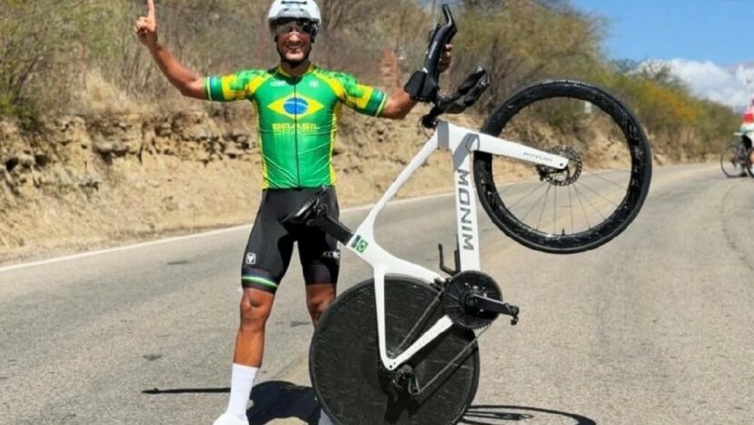 Ciclista potiguar André Fuly ergue a bicicleta após conquistar medalha de prata