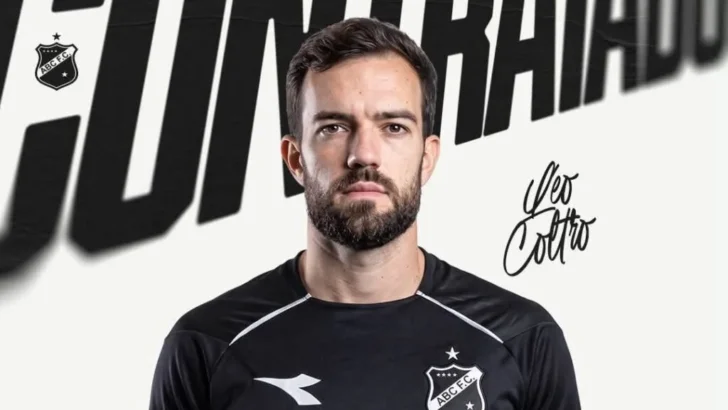 Arte de apresentação do ABC Futebol Clube mostra um jogador de futebol com cabelo curto e barba, vestindo camisa preta com o escudo do clube. Ao fundo, aparecem o nome Léo Coltro e elementos gráficos em preto e branco