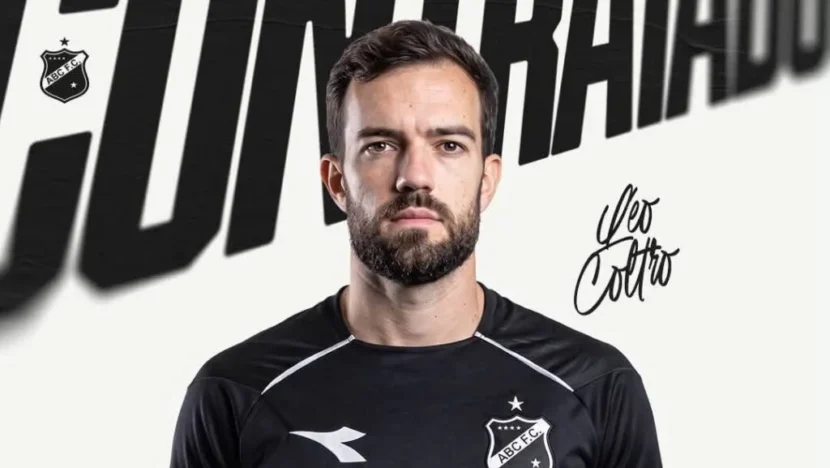 Arte de apresentação do ABC Futebol Clube mostra um jogador de futebol com cabelo curto e barba, vestindo camisa preta com o escudo do clube. Ao fundo, aparecem o nome Léo Coltro e elementos gráficos em preto e branco