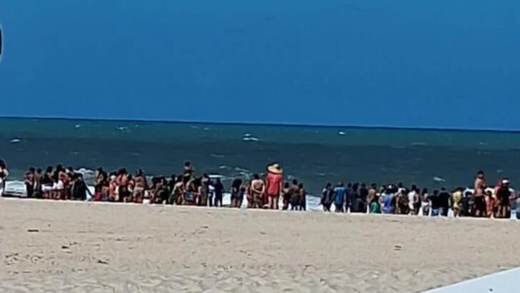 Pessoas acompanham buscas por adolescente no mar de Barra do Cunhaú