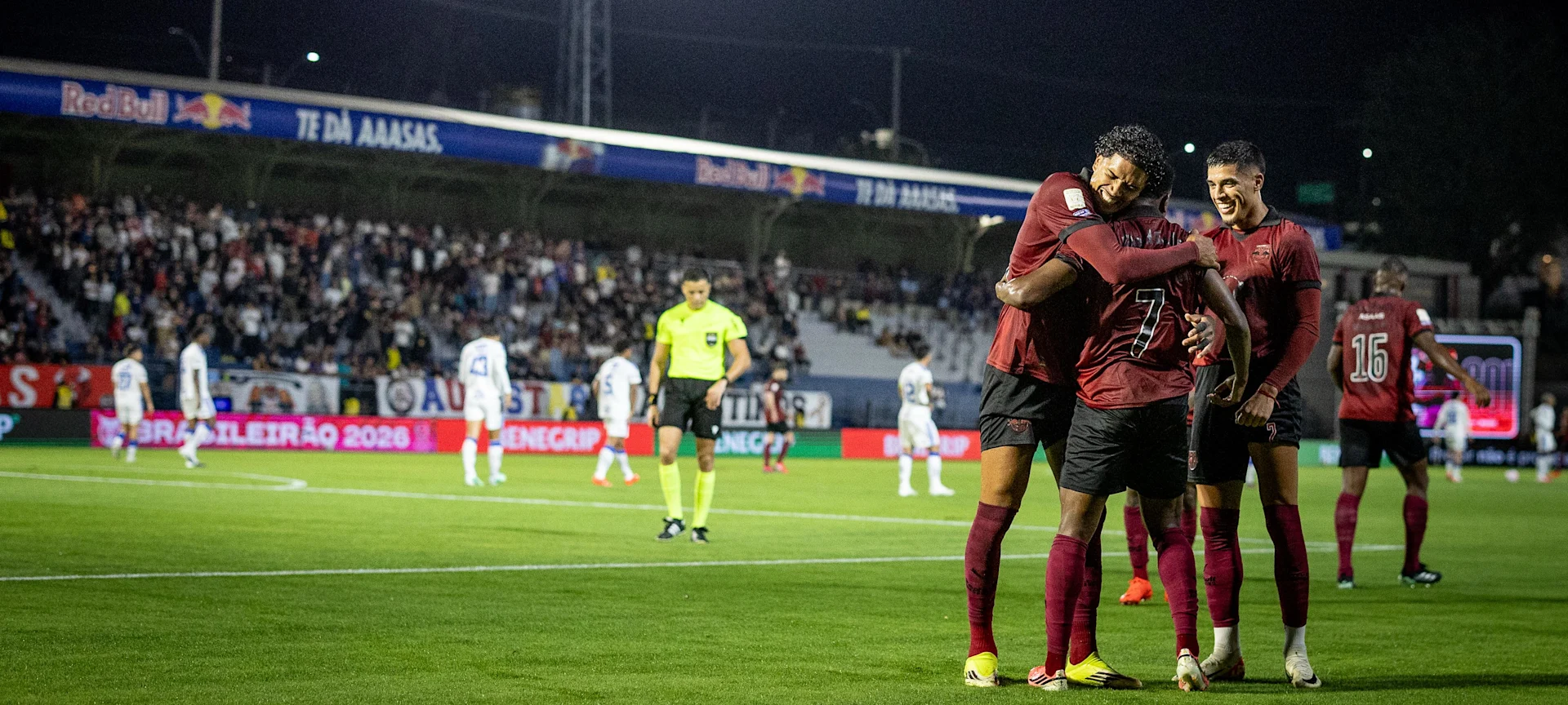 Bragantino abre 3 a 0, vence Cruzeiro por 4 a 2 e sobe para o nono lugar no Brasileirão
