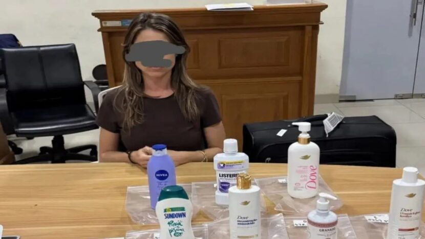 Policiais exibem frascos apreendidos com cocaína líquida em Bali