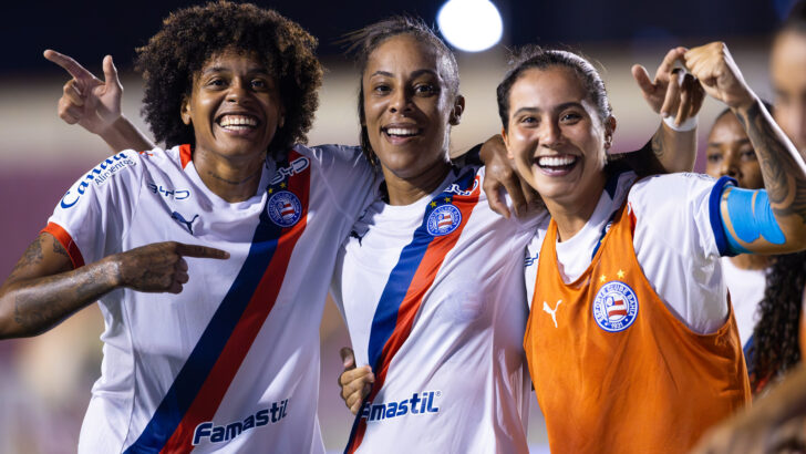 Jogadoras do Bahia comemoram gol na vitória sobre o São Paulo