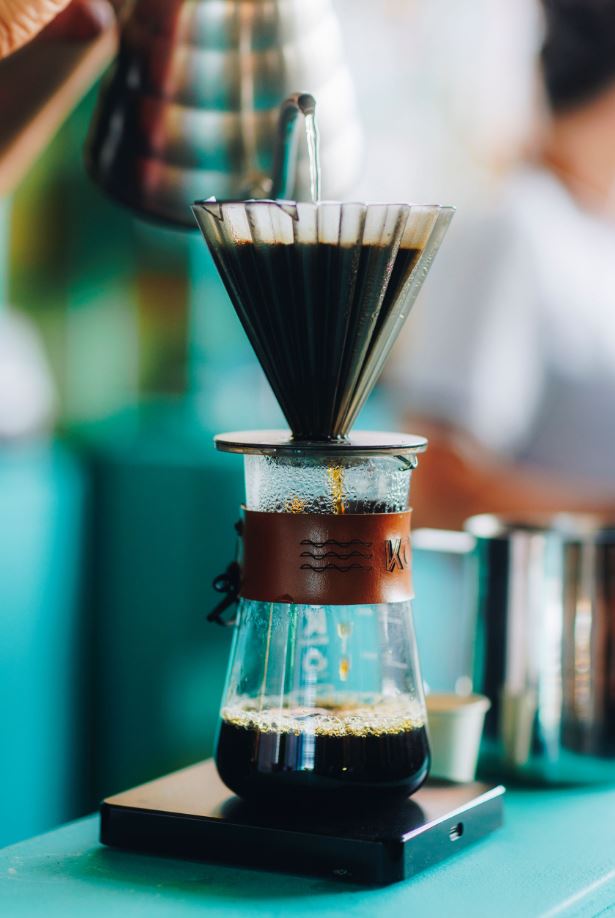 Café sendo preparado em filtro