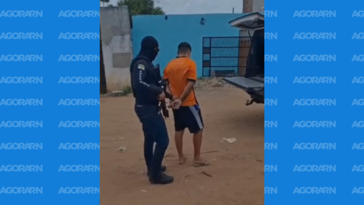 Policial civil acompanha homem detido durante operação no bairro Planalto, em Natal