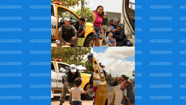 Montagem com quatro fotografias de policiais militares interagindo com crianças próximas a viaturas amarelas e brancas. Nas imagens, agentes conversam, cumprimentam e abraçam crianças durante atividade comunitária