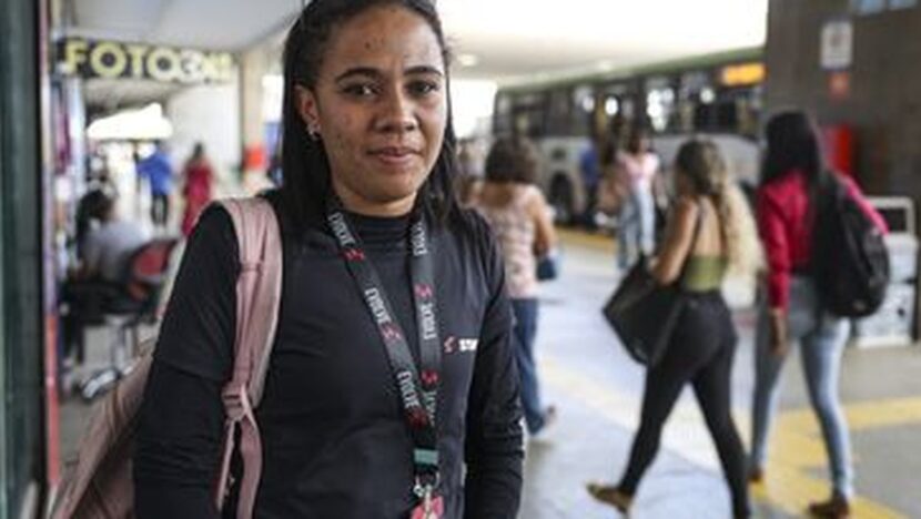 Auxiliar de serviços gerais Tiffane Raany representa categorias atingidas pelo fim da escala 6x1