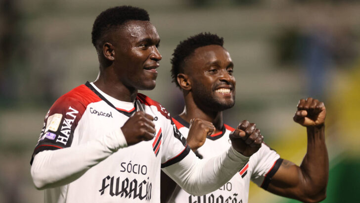 Viveros e Mendoza, com uniformes do Athletico, comemoram com os punhos erguidos no gramado