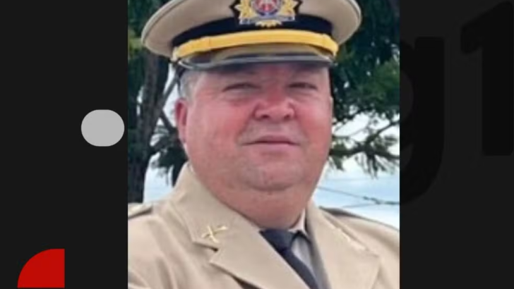 Retrato de Venicius Rodrigues dos Santos com uniforme e quepe da Polícia Militar