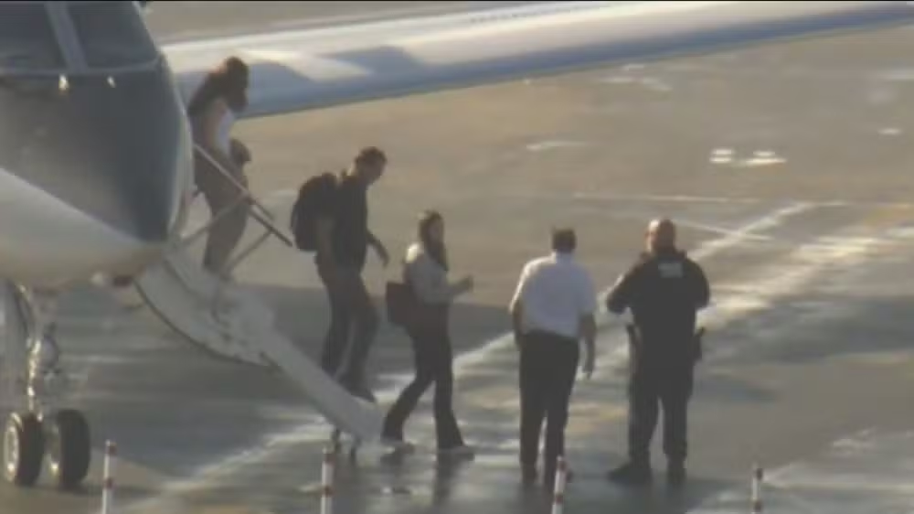Flávio Bolsonaro desembarca em Miami com a família após descumprir proibição de deixar o Brasil