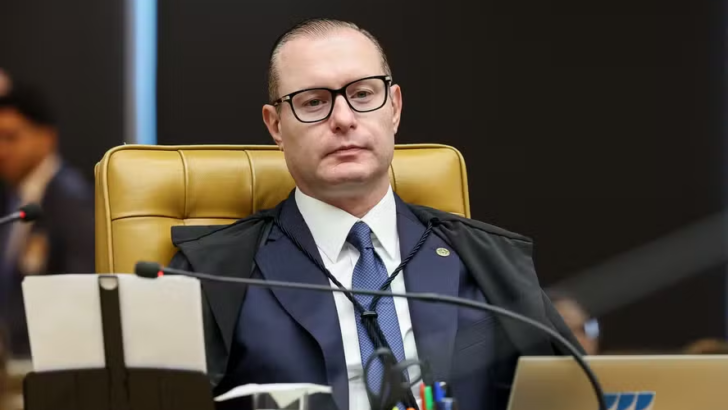 Cristiano Zanin sentado à bancada do STF, usando óculos, terno e toga