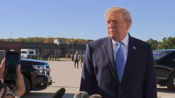 Donald Trump fala com jornalistas ao ar livre, diante de microfones