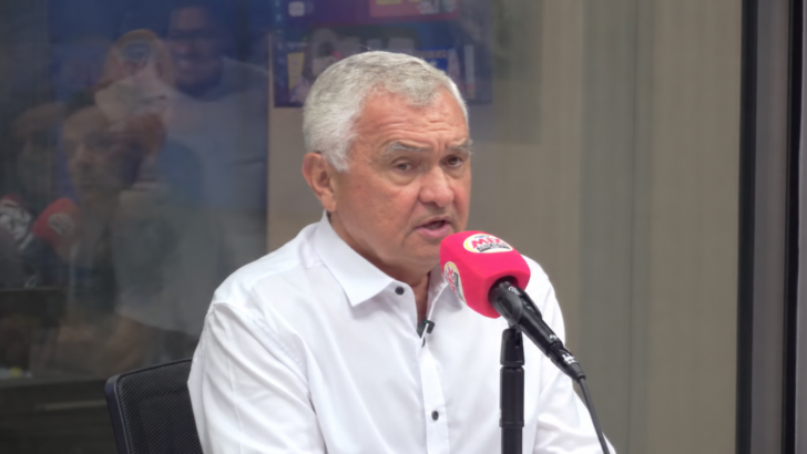 General Girão fala ao microfone durante entrevista sobre a segurança da UFRN na Mix FM Natal
