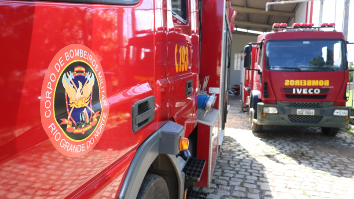Dois caminhões vermelhos do Corpo de Bombeiros do RN estacionados, com o brasão da corporação em destaque no veículo à esquerda