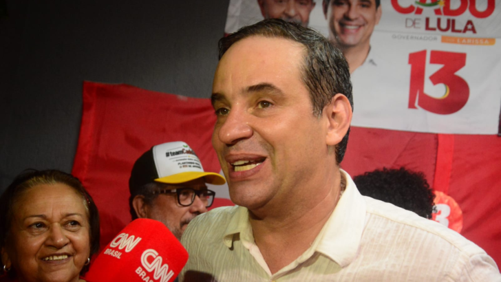 Cadu Xavier fala a jornalistas ao lado da governadora Fátima Bezerra após a vitória no segundo turno