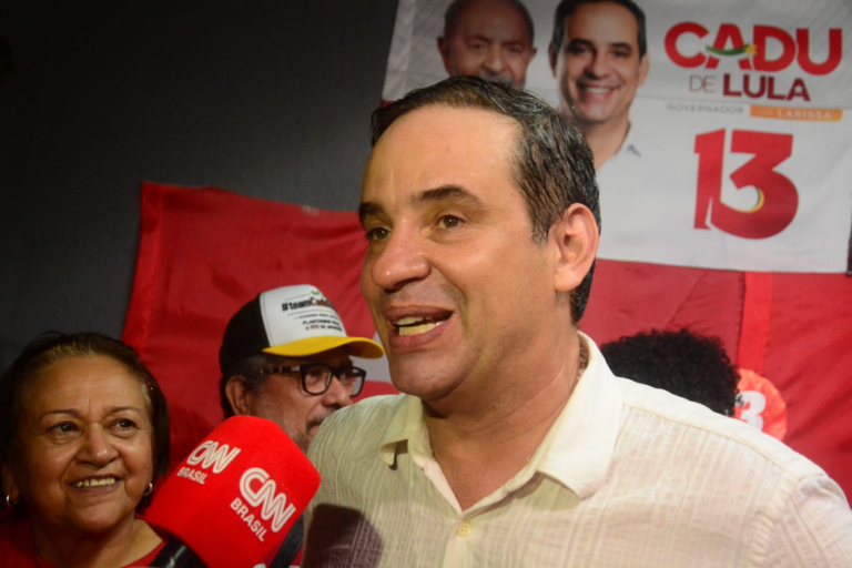 Cadu Xavier fala a jornalistas ao lado da governadora Fátima Bezerra após a vitória no segundo turno