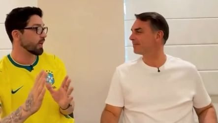 Rico Melquiades, de camisa amarela, conversa com Flávio Bolsonaro, de camisa branca