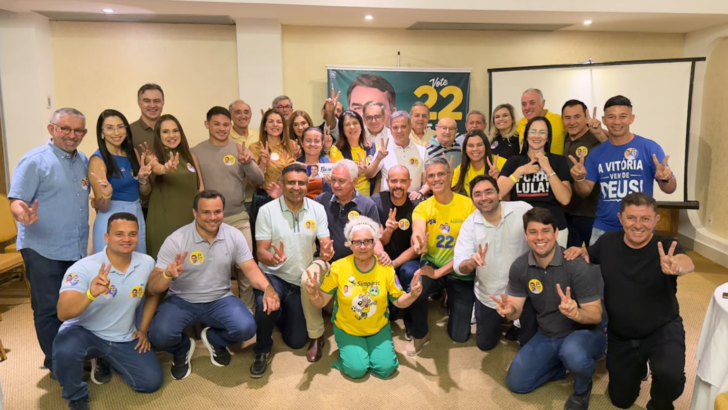 Rogério Marinho, Álvaro Dias e demais participantes reunidos na coletiva de imprensa no Hotel Majestic