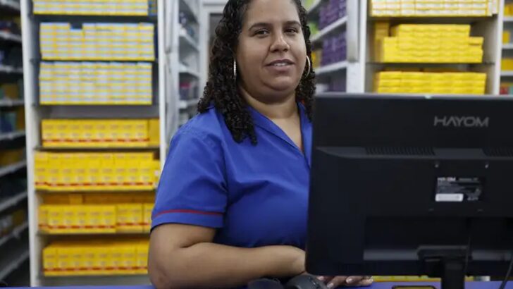 Balconista Darlen Silva trabalha em farmácia e representa o funcionamento do comércio aos domingos