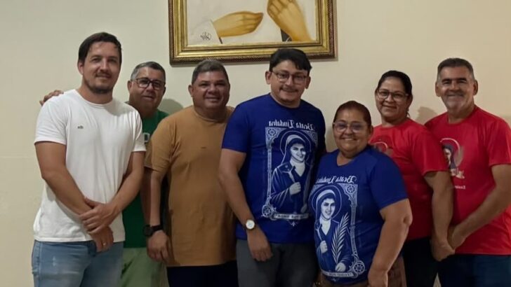 Organizadores da 4ª Corrida e Caminhada Irmã Lindalva em Assú, com imagem da Beata Irmã Lindalva ao fundo