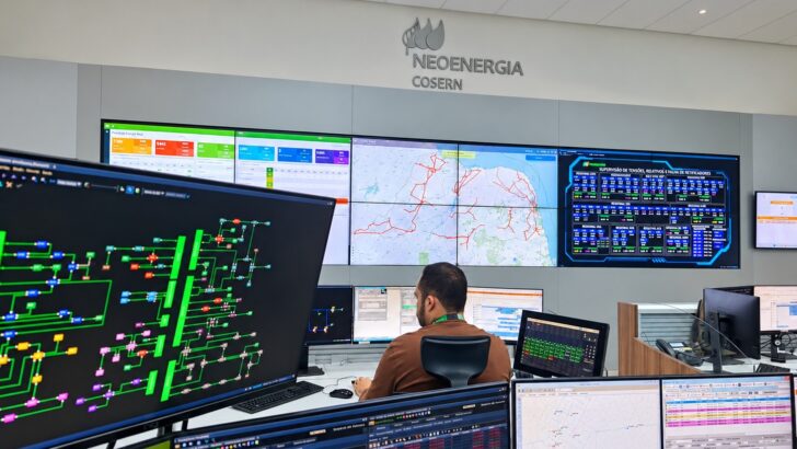 Profissional acompanha telas e painéis no centro de operações da Neoenergia Cosern