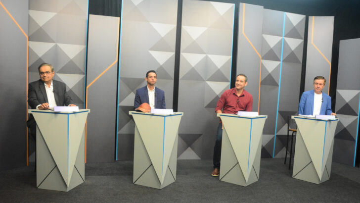 Álvaro Dias, Allyson Bezerra, Cadu de Lula e Robério Paulino nos púlpitos do debate da InterTV