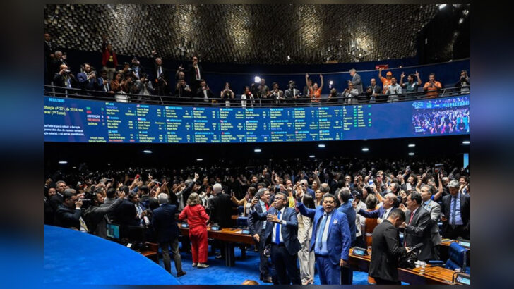 Senadores reunidos no plenário do Senado Federal