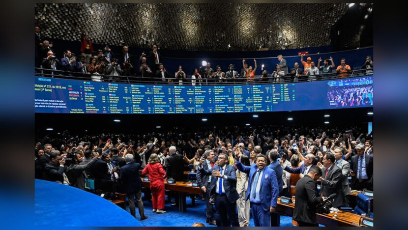 Senadores reunidos no plenário do Senado Federal