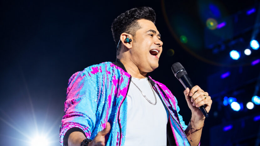 Batista Lima canta ao microfone durante apresentação