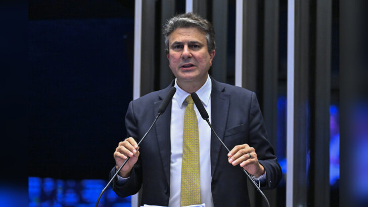 Camilo Santana fala ao microfone no Senado