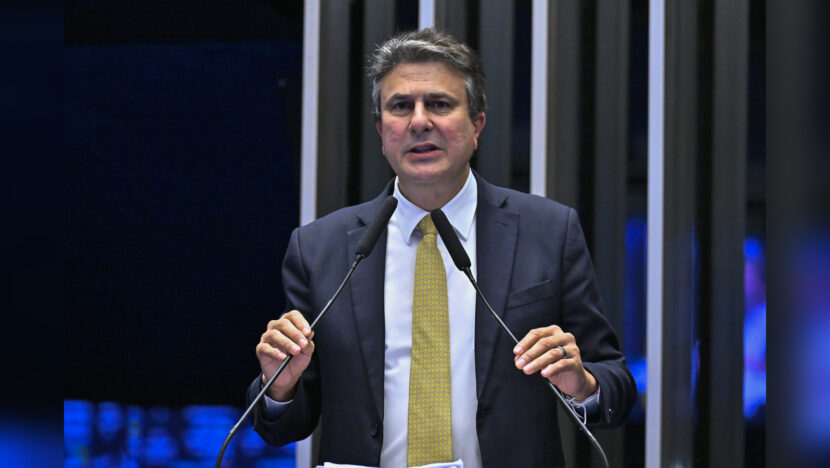 Camilo Santana fala ao microfone no Senado