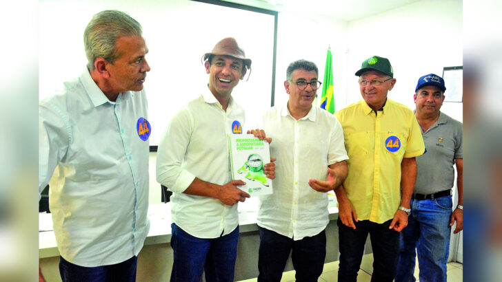Allyson Bezerra e representantes da Faern seguram documento de propostas