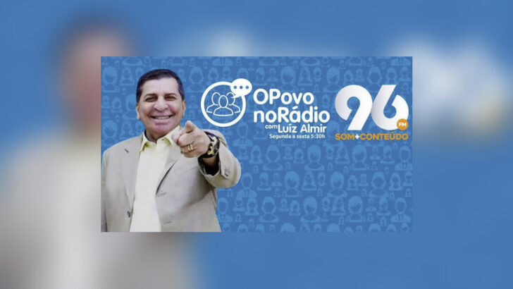 Luiz Almir diante do painel do programa O Povo no Rádio da 96 FM