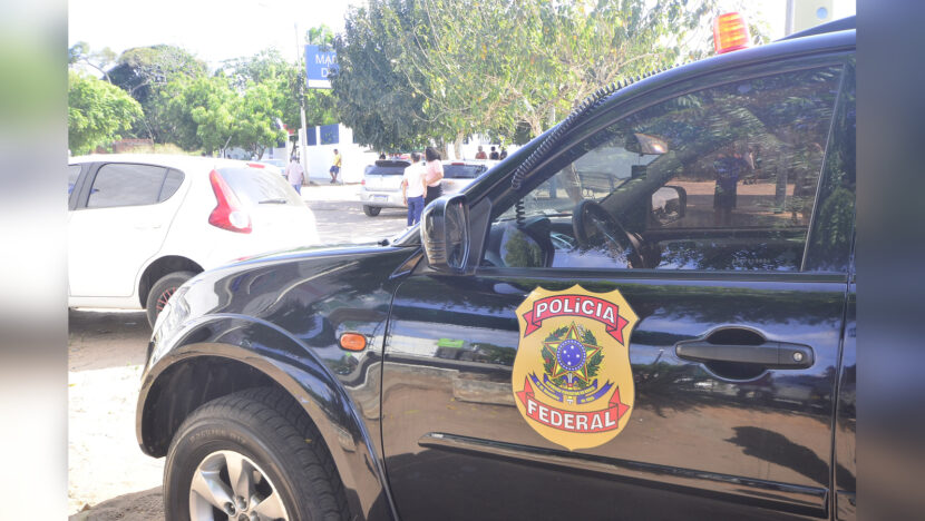 Viatura da Polícia Federal estacionada