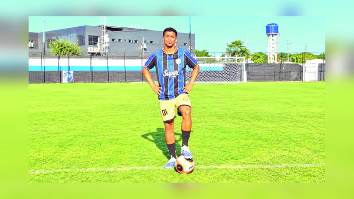 Jogador do QFC em campo no centro de treinamento