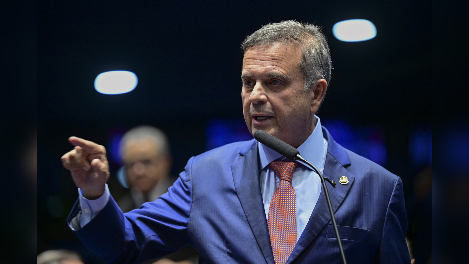 Rogério Marinho discursa ao microfone no Senado