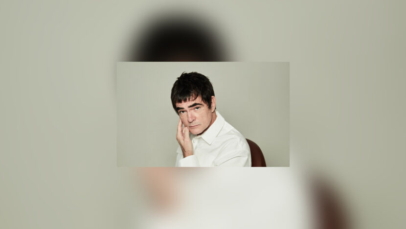 Samuel Rosa posa com a mão próxima ao rosto