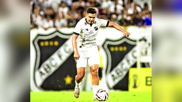 Jonathan, do ABC, chuta a bola em campo