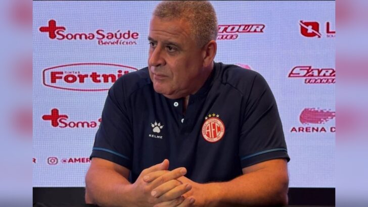 Edson Palomares sentado em entrevista coletiva do América