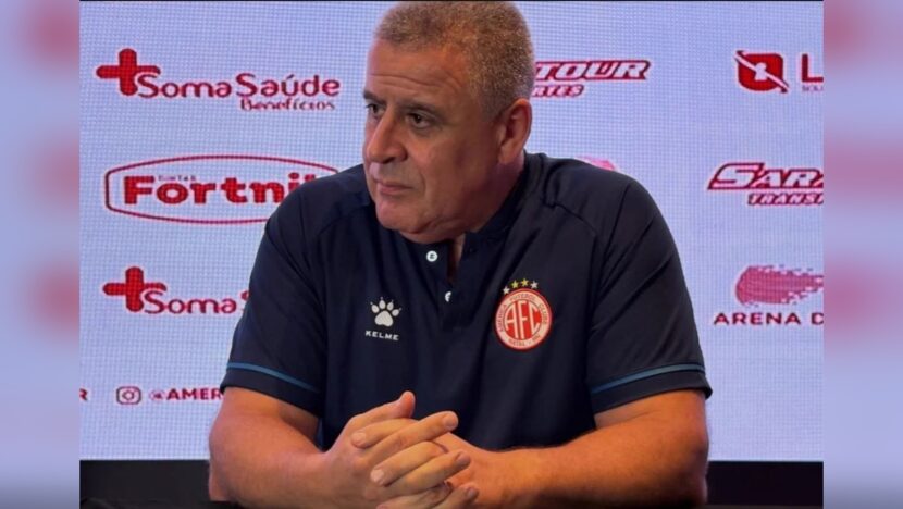 Edson Palomares sentado em entrevista coletiva do América
