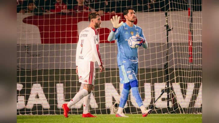 Rossi segura a bola perto de Léo Pereira durante Flamengo e Estudiantes