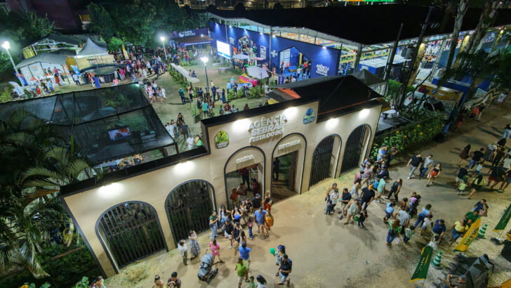 Vista aérea noturna da Agência Sebrae na Festa do Boi