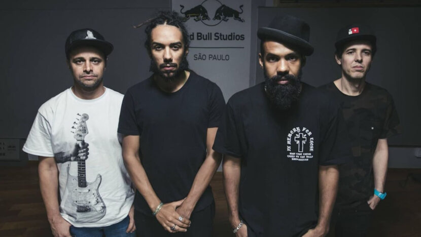 Integrantes da banda BaianaSystem posam juntos