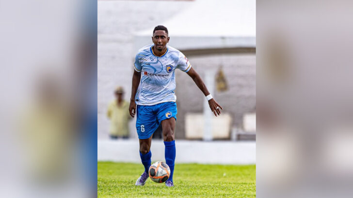 Carlos Junio conduz a bola durante partida