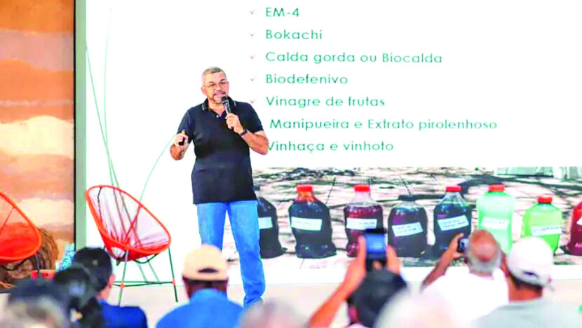 Palestrante apresenta materiais agrícolas durante seminário
