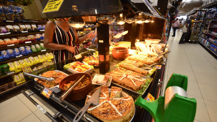 Produtos e balcões de alimentos em supermercado