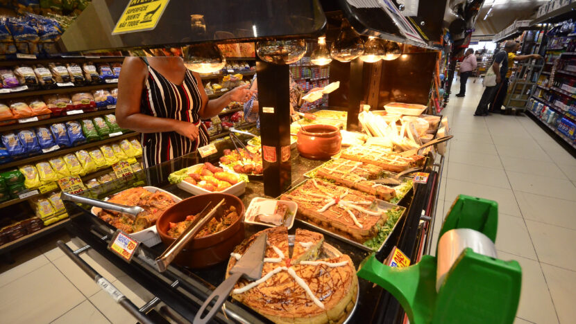 Produtos e balcões de alimentos em supermercado