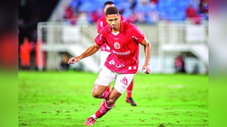 Luiz Thiago veste uniforme vermelho do América durante partida